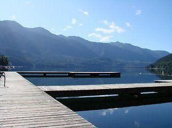 Cabins And Campground At Cultus Lake Park Hotel Чилиуак Екстериор снимка