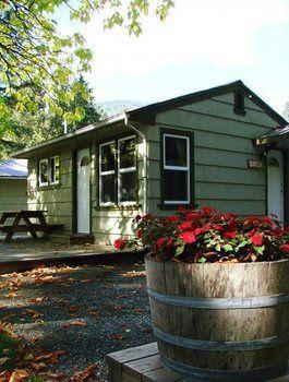 Cabins And Campground At Cultus Lake Park Hotel Чилиуак Екстериор снимка