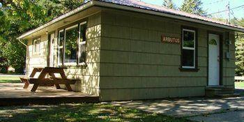 Cabins And Campground At Cultus Lake Park Hotel Чилиуак Екстериор снимка