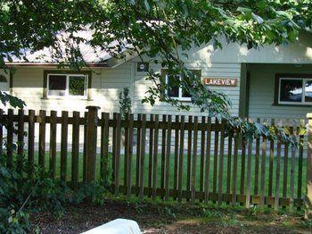 Cabins And Campground At Cultus Lake Park Hotel Чилиуак Екстериор снимка