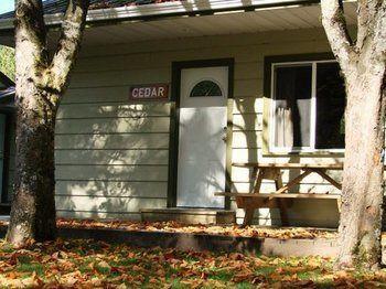 Cabins And Campground At Cultus Lake Park Hotel Чилиуак Екстериор снимка