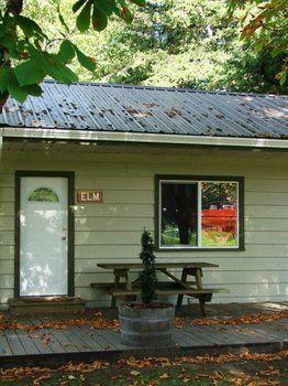 Cabins And Campground At Cultus Lake Park Hotel Чилиуак Екстериор снимка