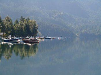 Cabins And Campground At Cultus Lake Park Hotel Чилиуак Екстериор снимка