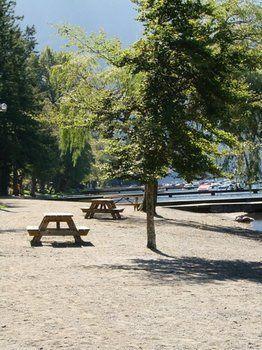 Cabins And Campground At Cultus Lake Park Hotel Чилиуак Екстериор снимка
